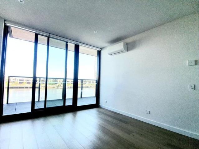1 Collins Wharf: One Bedroom Apartment with Stunning Views!