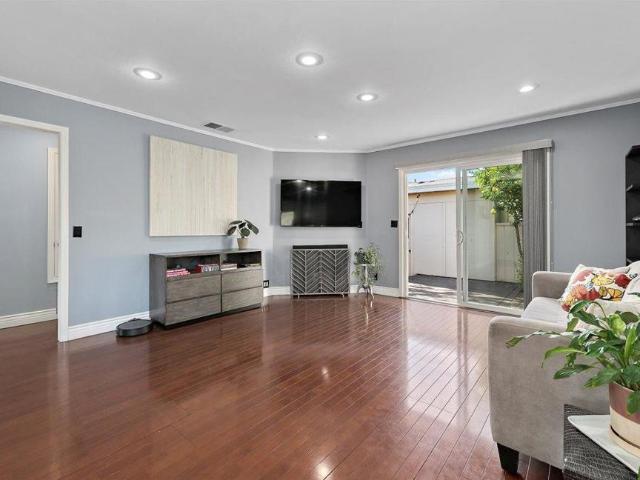 1 Comstock Queen Court