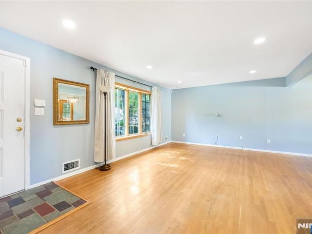 1 Crest Drive