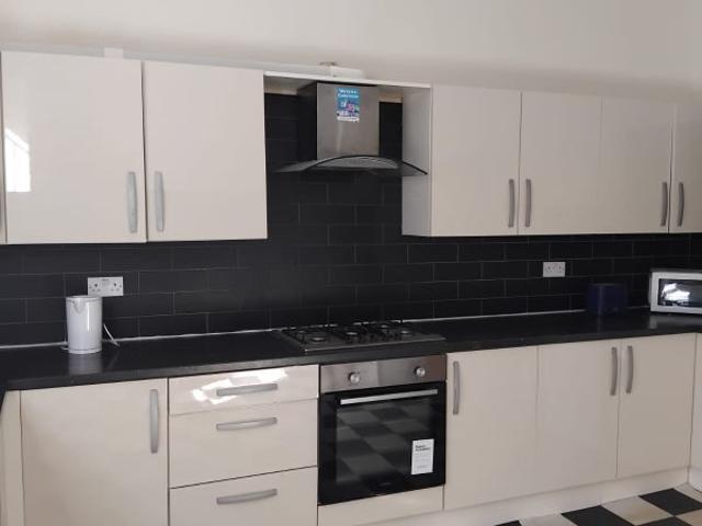 1 Double Bedroom Available on Woodsley Road LS3 1DU