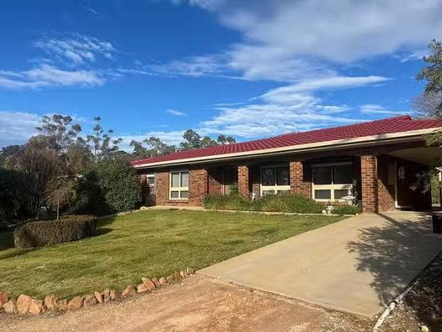 1 East View Street, Clare, SA 5453