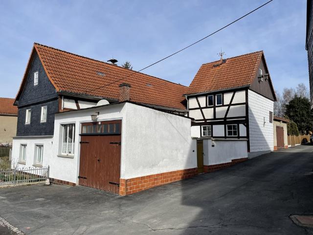 1 Familienwohnhaus m. Ergänzungsbau sowie Nebengelass + Garage