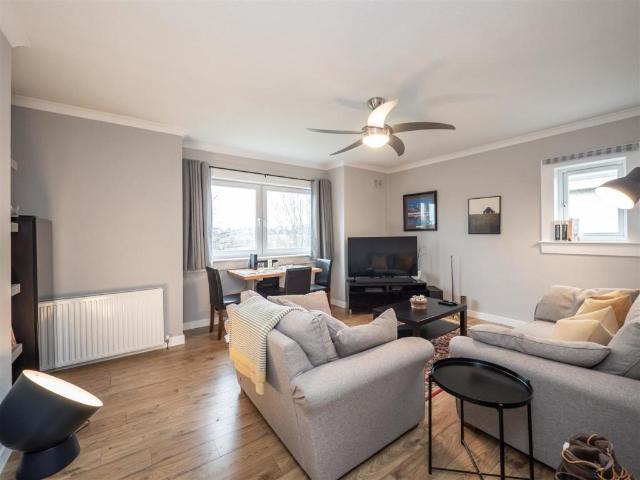1, Forrester Park Avenue, Edinburgh. 2 bed flat to rent £1,199 pcm £277 pw