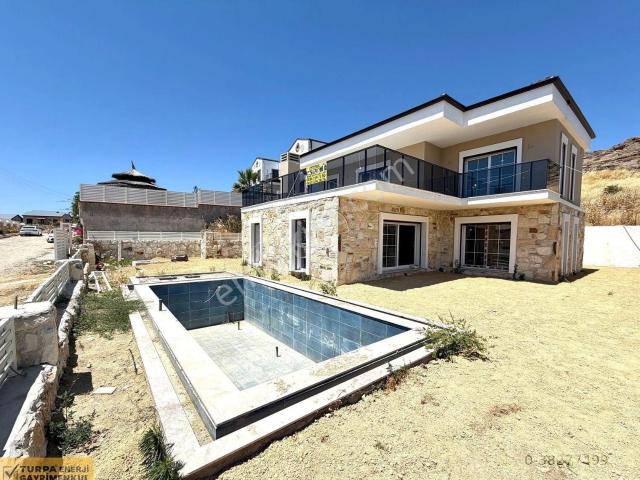 1 Haftalık Fırsat Foça Yenibağarası Havuzlu Satılık 3+1 Villa