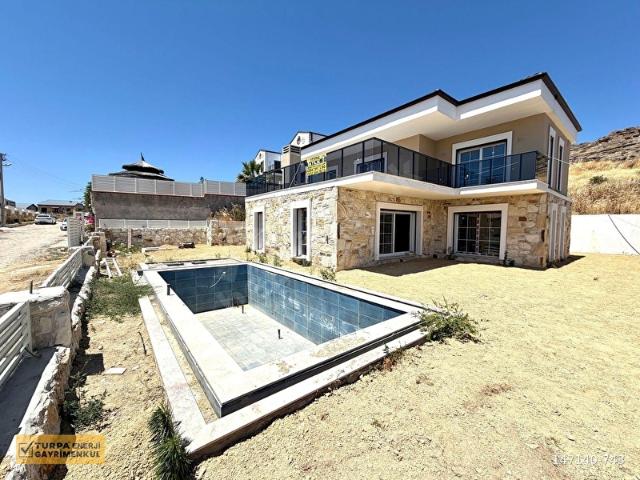 1 HAFTALIK FIRSAT Foça Yenibağarası Havuzlu Satılık 3+1 Villa