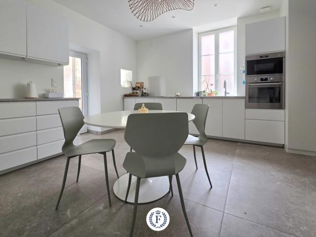 1 heure de Lyon BEAUJOLAIS: Maison de village 5 chambres avec dépendance, avec toutes les commodités