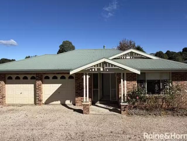 1 Hoddle Lane, ROBERTSON House for rent Listed by Victoria Ki.