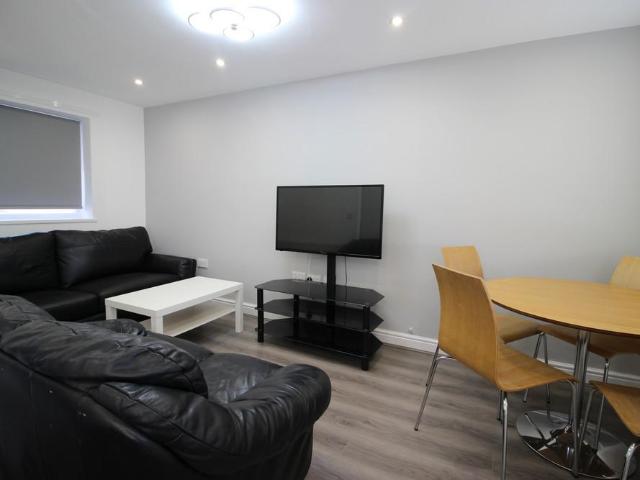 1 Howden Place, Hyde Park, Leeds LS6 3 bed terraced house to rent £1,495 pcm £345 pw