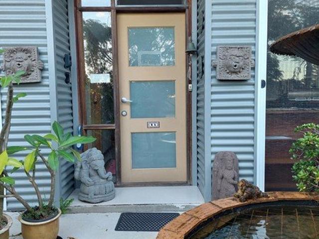 1 independent self contained, N/E facing apartment with ocean views, 5 minute walk to beachviews, fully furnished, quiet cul de sac street