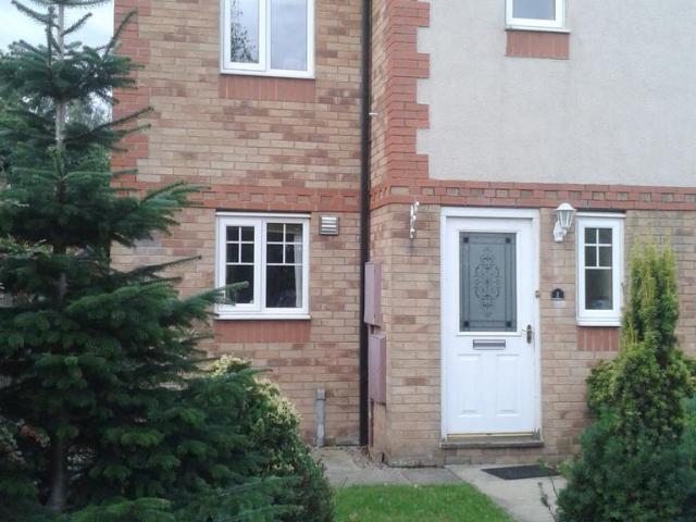 1 Jenkin Wood Close, Woodlaithes. 2 bed townhouse to rent £850 pcm £196 pw