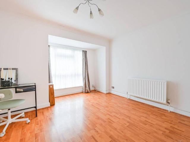 1 Kelmscott Close, Higham Hill, London, E17 5HN, United Kingdom | 3 bed townhouse for rent #140656673 | Rentberry
