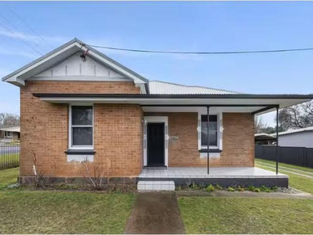 1 Kenna Street, Orange House for rent Listed by Dearne Yeghoy.