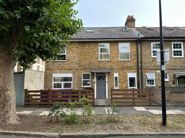 1 Kingfield Street, London E14 4 bed flat to rent £3,250 pcm £750 pw
