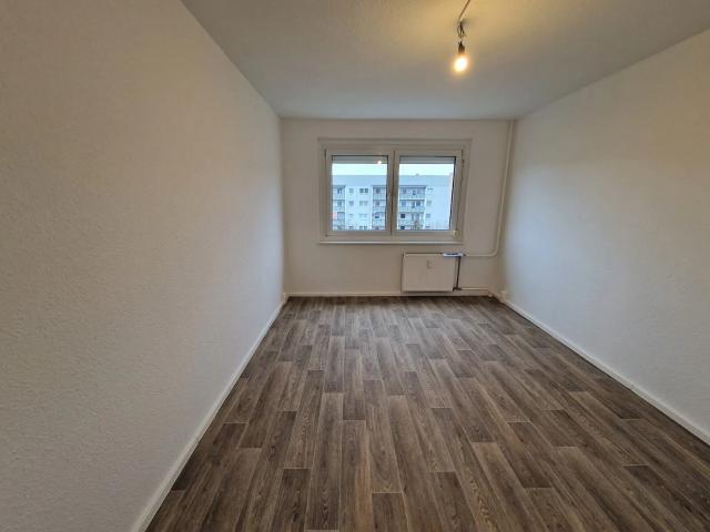 1 KM FREI*3 Zimmer Wohnung / Einbauküche / Balkon / Bad mit Wanne / DG / ab 01.12.2026
