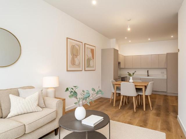 1 Lakeside Close London TW18 2 bed apartment to rent £1,650 pcm £381 pw