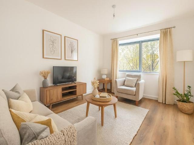 1 Lakeside West Staines upon thames TW18 1 bed flat to rent £1,900 pcm £438 pw