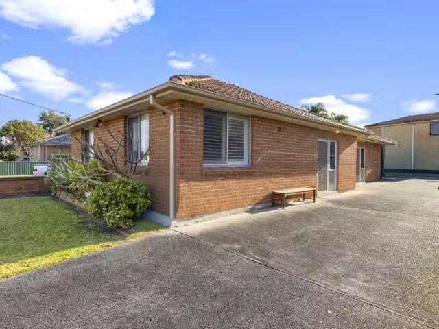 1 Park Road, The Entrance Apartment for rent Listed by Lynne.