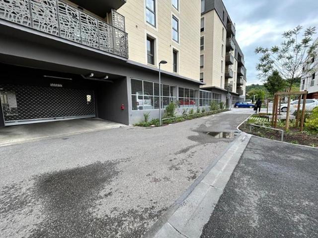 1 PLACE DE PARKING Bas Cenon Près de ligne A et à 50 mètres de l'arrêt SNCF de Cenon