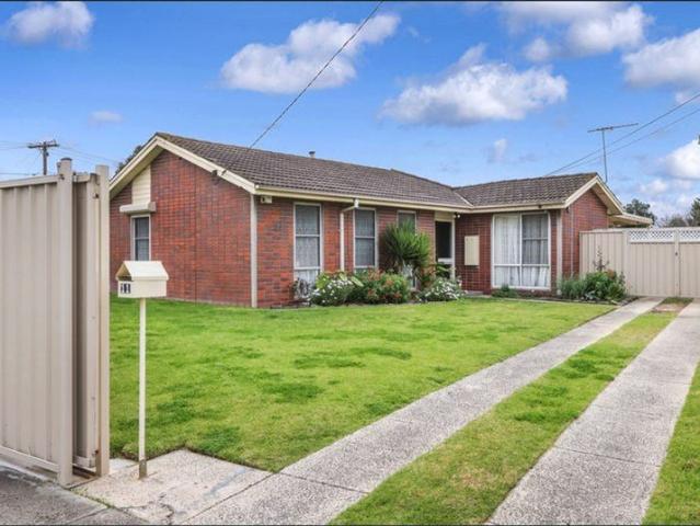 1 Private Room in a 4 Bed rooming house CAR Park included + Coles nearby _ Quiet House