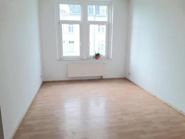 1 R. Whg. m. gr. Küche und Balkon