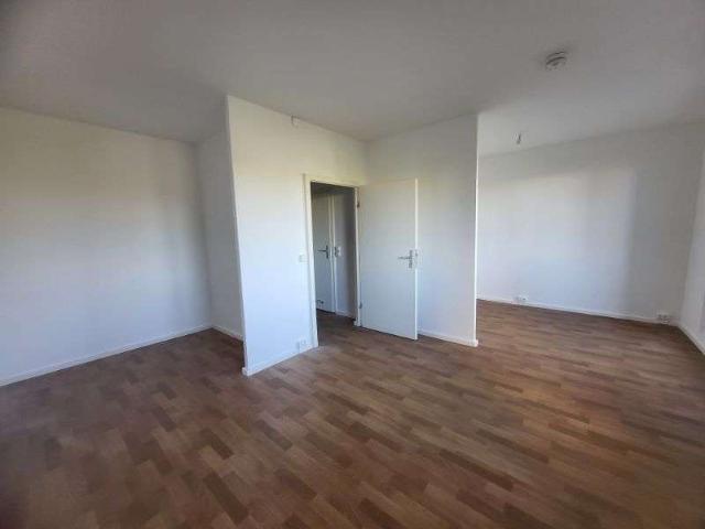 1 Raumwohnung mit Balkon, Dusche und Aufzug.