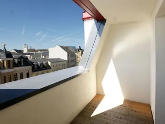 1 Raum Wohnung mit Blick über die Dächer der Stadt