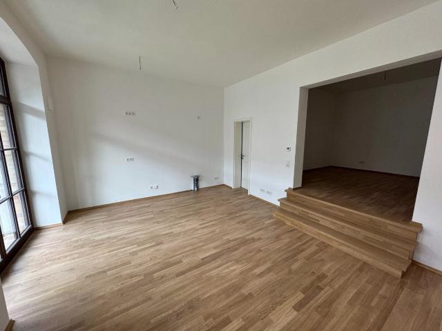 1 Raum Wohnung mit Wohn Essküche und Treppe zum Schlafbereich WE21