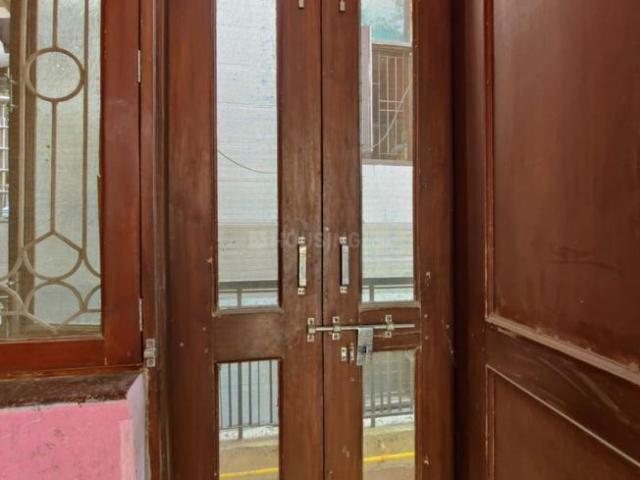 1 RK Independent Builder Floor in Mayur Vihar Phase 1 for rent New Delhi. The reference number is 20702537