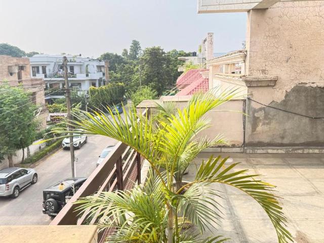 1 RK Independent Builder Floor in Sector 18 for rent Chandigarh. The reference number is 20858923