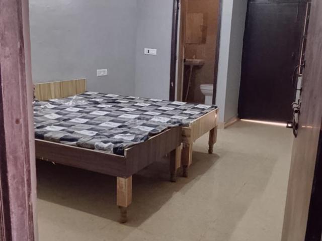 1 RK Independent Builder Floor in Sector 73 for rent Noida. The reference number is 21147183