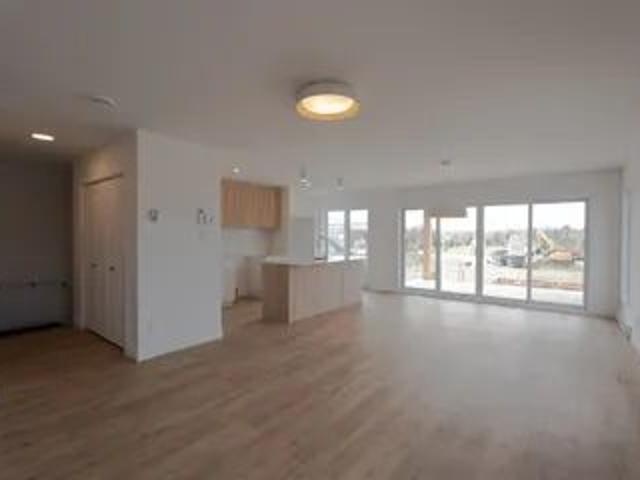 1 room apartment of 127m² in Sherbrooke