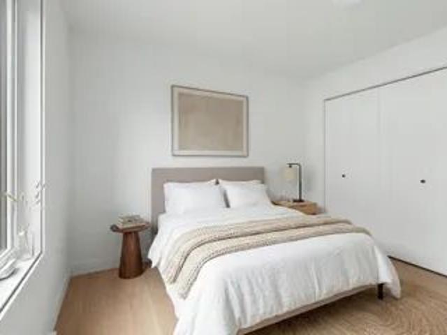 1 room apartment of 93m² in Saint Gilles