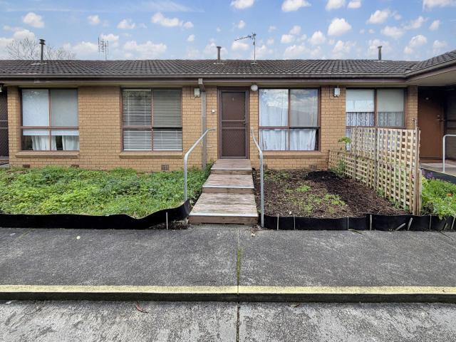 1 room apartment to let in Unit 4/1203 Warrenheip Street, Buninyong