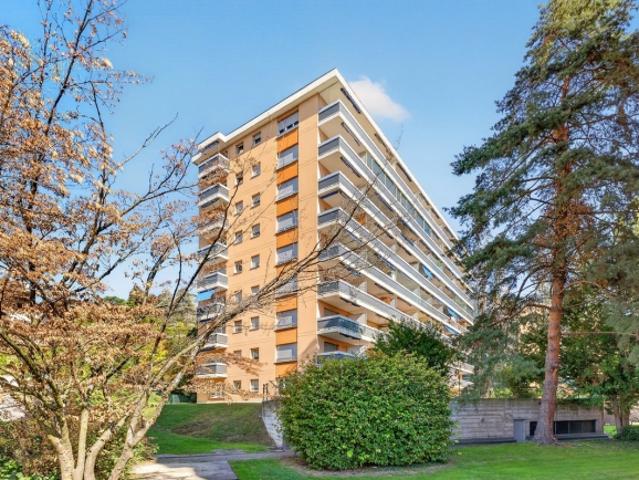 Studio mit großem Balkon, nur einen Steinwurf vom See entfernt