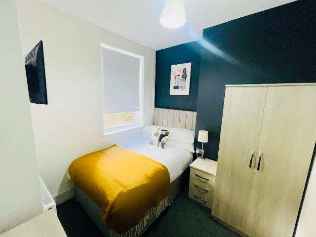 1 room house to let in Wadham Street, ST4