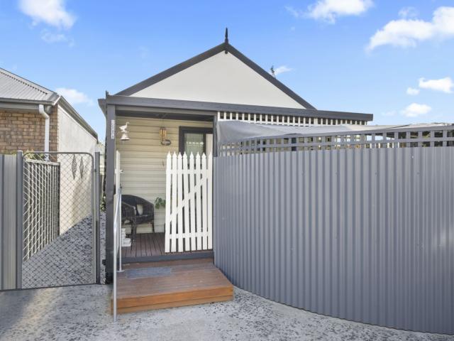 1 room house to let in 208A La Trobe Street, Redan