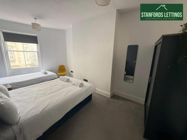 1 room house to let