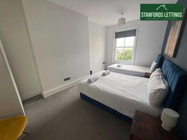 1 room house to let