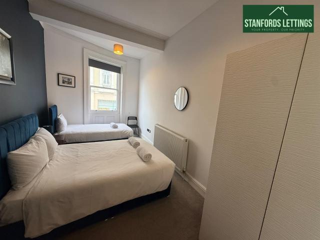 1 room house to let