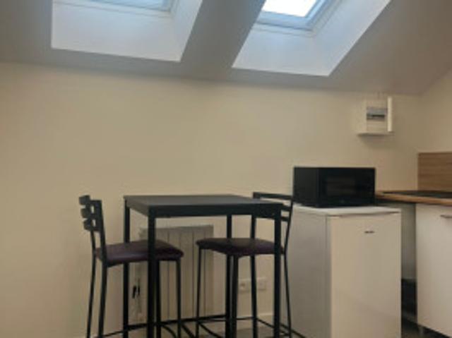 1 studios meublés 650€ et à studio 700€ 25m2 charges comprises 20M2