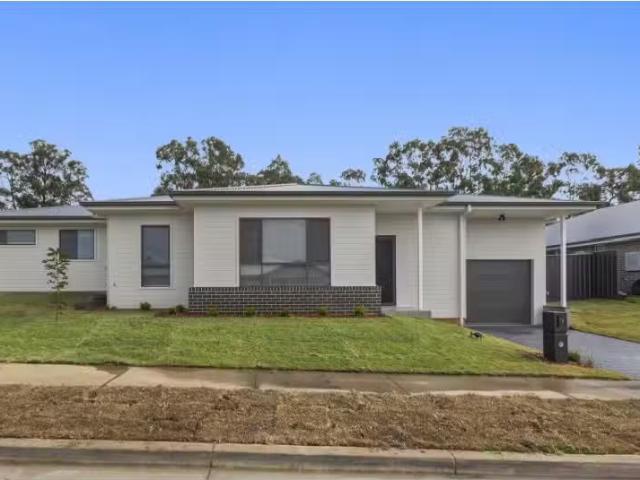 1 Saxonvale Grove, Cessnock Townhouse for rent Listed by Soph.