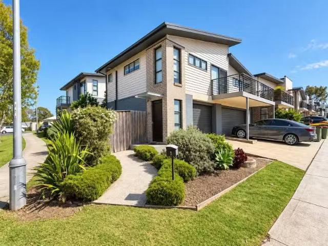 1 Searle Way, Oran Park Townhouse for rent Listed by Miranda.
