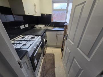 1 Shaftesbury Waye UB4, 1 bed flat to rent, £1,600 pcm | PrimeLocation