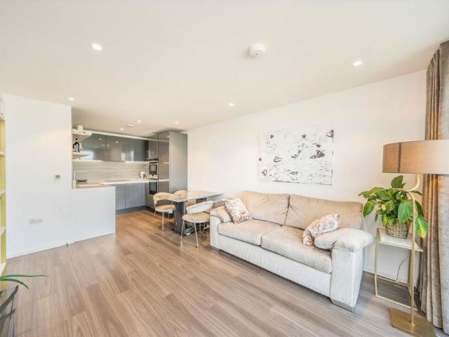 1 Spectrum Way, Wandsworth SW18 1 bed flat to rent £2,800 pcm £646 pw