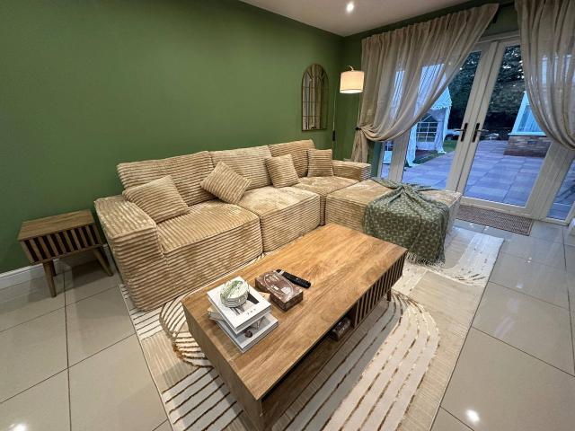 1 The Greenway, Sutton Coldfield, B73 6SE, United Kingdom | 2 bed apartment for rent #167314275 | Rentberry