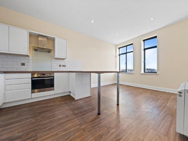 1 Trinity Road, London SW17 2 bed apartment to rent £2,200 pcm £508 pw