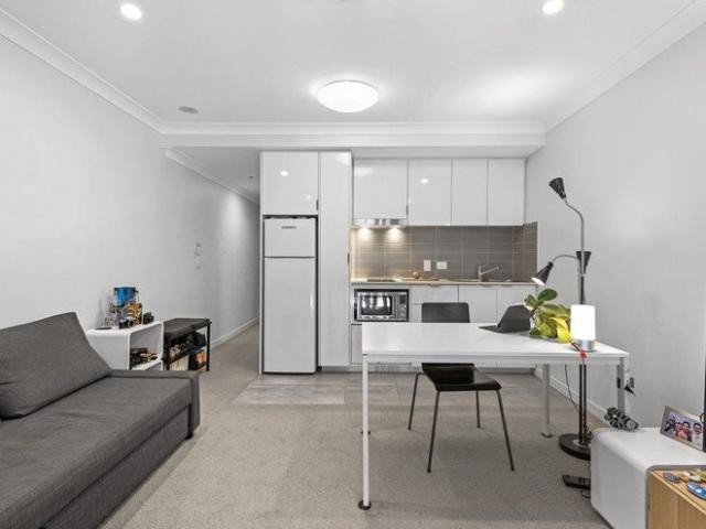 1 Unfurnished Bedroom Unit with Carpark In a Prime Location