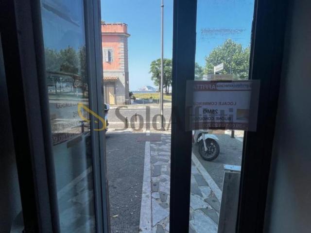 1 vetrina Corso Umberto I 173 monolocale 18mq