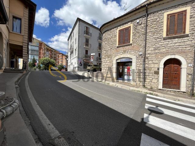 1 vetrina Corso Umberto I 1 monolocale 23mq