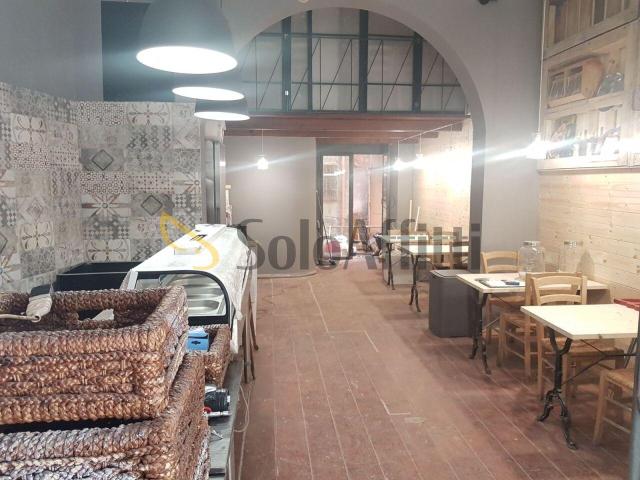 1 vetrina Via Vanasco 8 monolocale 50mq